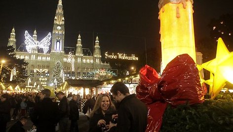  Miesto gyventojai ir svečiai smagiai leidžia laiką „Vienos kalėdinėje mugėje“ prie miesto Rotušės.