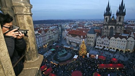 Turistas fotografuoja tradicinę Kalėdų mugę, kuri rengiama Senamiesčio aik&scaron;tėje, Prahoje.