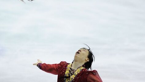 Kinų poros pasirodymas per dailiojo čiuožimo Grand Prix finalą Tokijo mieste Japonijoje. &Scaron;i pora i&scaron;kovojo sidabro medalį.