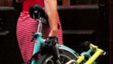 Sulankstomas dviratis sveria nedaug, todėl jį patogu įsine&scaron;ti į patalpą.