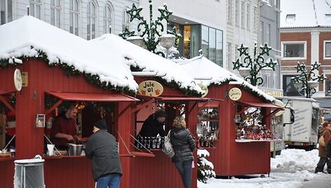 Prie&scaron; Kalėdas miesto gatvėse atsidaro kioskeliai, kuriuose prekiaujama įvairiomis gėrybėmis &ndash; obuoliais, &scaron;okoladu, žaisliukais, dovanėlėmis.