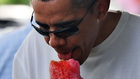 JAV prezidentas B.Obama mėgaujasi &scaron;iluma ir ledais Havajuose.