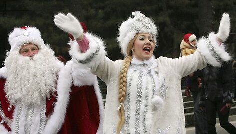Senis &Scaron;altis ir snieguolė dainuoja naujametiniame parade. 