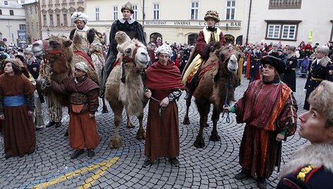 Trys karaliai &ndash; (i&scaron; kairės) Baltazaras, Merkelis ir Kasparas atvyko į vieną i&scaron; pagrindinių Prahos aik&scaron;čių.