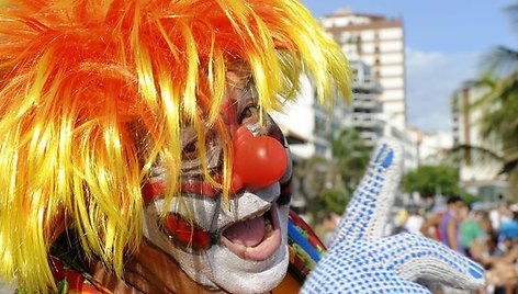 Triukšmingą karnavalą pradėjusio švęsti Rio de Žaneiro gatves užplūdo spalvingai apsirėdę vietos gyventojai bei turistai.