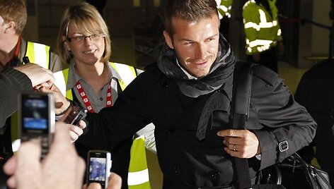 Su &bdquo;AC Milan&ldquo; komanda į Mančesterį atvykęs Davidas Beckhamas oro uoste buvo sutiktas minios gerbėjų. 