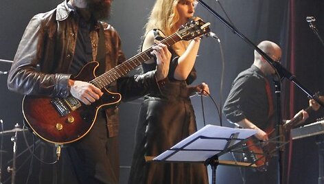 &Scaron;e&scaron;tadienį sostinės klube &bdquo;New York&ldquo; susirinkusiems prancūzi&scaron;kos muzikos ir kultūros gerbėjams koncertą surengė svečiai i&scaron; Paryžiaus - JP Nataf ir Barbara Carlotti. 