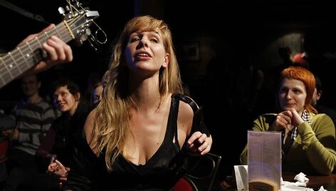 &Scaron;e&scaron;tadienį sostinės klube &bdquo;New York&ldquo; susirinkusiems prancūzi&scaron;kos muzikos ir kultūros gerbėjams koncertą surengė svečiai i&scaron; Paryžiaus - JP Nataf ir Barbara Carlotti. 