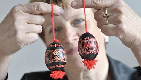 Slovėnijos menininkė demonstruoja va&scaron;ku dekoruotus margučius.