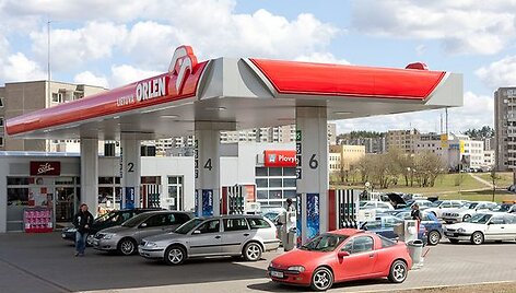 &Scaron;imtai, per brangiais degalais pasipiktinusių vairuotojojų, &scaron;e&scaron;tadienį įvairiuose Lietuvos miestuose savo automobiliais užkim&scaron;o degalines. 