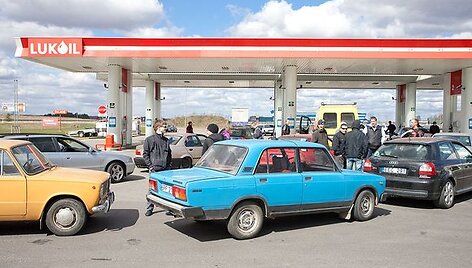 &Scaron;imtai, per brangiais degalais pasipiktinusių vairuotojojų, &scaron;e&scaron;tadienį įvairiuose Lietuvos miestuose savo automobiliais užkim&scaron;o degalines. 