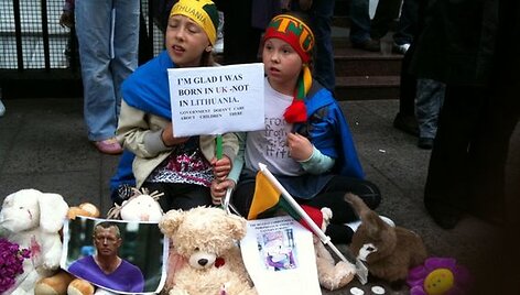 Londone surengta lietuvių protesto akcija Kedžiams palaikyti.