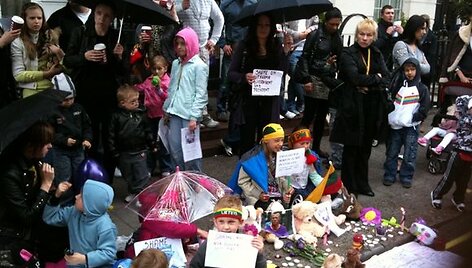 Londone surengta lietuvių protesto akcija Kedžiams palaikyti.