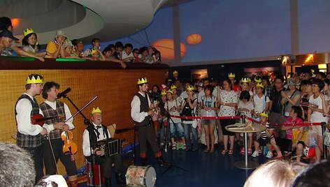 Minint Valstybės &ndash; karaliaus Mindaugo karūnavimo dieną &bdquo;EXPO 2010&ldquo; parodoje &Scaron;anchajuje Lietuvos paviljono lankytojams įteikiamos simbolinės popierinės karūnos.