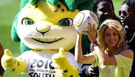 Kolumbijos dainininkė Shakira laiko kamuolį, kuriuo bus žaidžiama pasaulio futbolo čempionate.