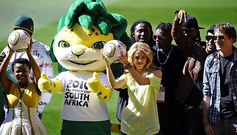 Kolumbijos dainininkė Shakira laiko kamuolį, kuriuo bus žaidžiama pasaulio futbolo čempionate.