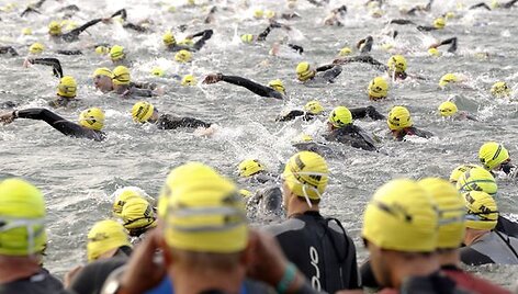 Atletai &Scaron;veicarijos triatloną pradėjo plaukimu Ciuricho ežere.