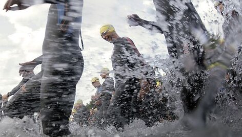 Atletai &Scaron;veicarijos triatloną pradėjo plaukimu Ciuricho ežere.