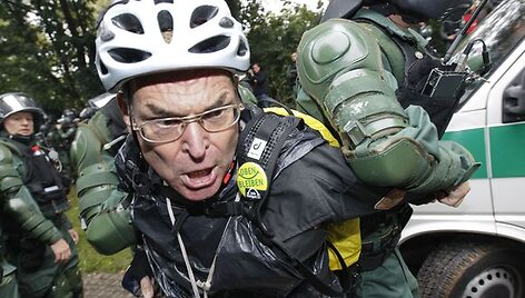 Audringi susirėmimai tarp riau&scaron;ių policijos ir protestuotojų.