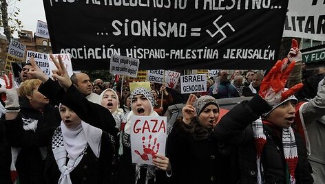 Protestuojantys prie&scaron; Izraelio atakas žmonės į gatves i&scaron;ėjo ir Madride. 