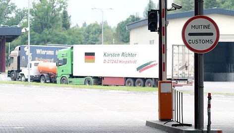 Pasieniečiai neskuba įsileisti terminale &scaron;ąlančių lengvųjų automobilių prekeivių.