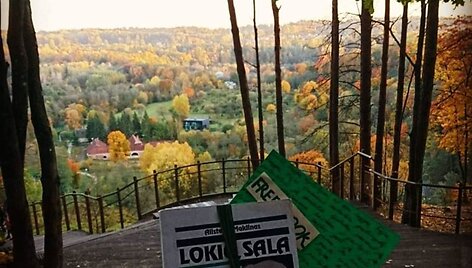 Hasmik Barseghyan Varnaitienė įvairiose Lietuvos vietose palieka po knygą-staigmeną.
