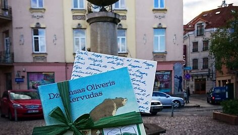 Hasmik Barseghyan Varnaitienė įvairiose Lietuvos vietose palieka po knygą-staigmeną.