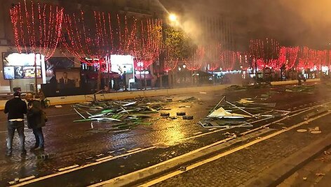 Paryžiuje per &bdquo;geltonųjų liemenių&ldquo; protestus kilo susirėmimų su policija.