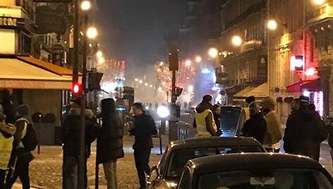 Paryžiuje per &bdquo;geltonųjų liemenių&ldquo; protestus kilo susirėmimų su policija.