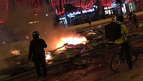 Paryžiuje per &bdquo;geltonųjų liemenių&ldquo; protestus kilo susirėmimų su policija.