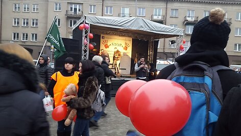 Vilniaus Nepriklausomybės aik&scaron;tėje susidūrė dviejų skirtingų mitingų dalyviai.