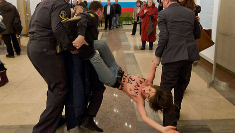 Pusnuogės „Femen“ aktyvistės pasikėsino į Vladimiro Putino balsą. 