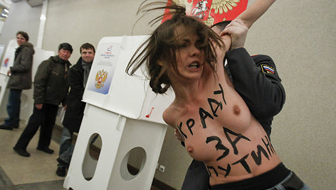 Pusnuogės „Femen“ aktyvistės pasikėsino į Vladimiro Putino balsą. 