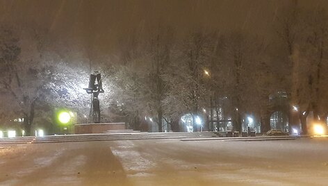 Klaipėdoje ketvirtadienio vakarą sninga itin gausiai.