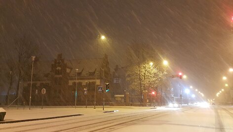 Klaipėdoje ketvirtadienio vakarą sninga itin gausiai.