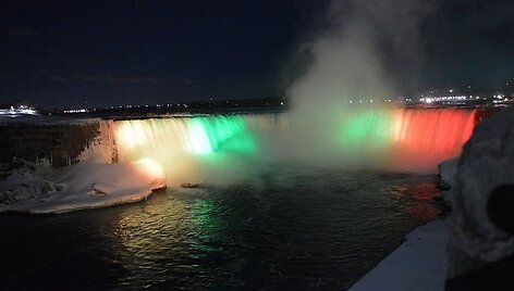 Niagaros krioklys nu&scaron;vito Lietuvos vėliavos spalvomis. 