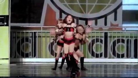 Septynmečių mergaičių &scaron;okis pagal dainininkės Beyonce dainą.