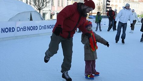 Sekmadienį paskutinieji entuziastai suko ratus Rotu&scaron;ės aik&scaron;tės ledo arenoje. Pirmadienį čiuožykla pradėta i&scaron;montuoti. 