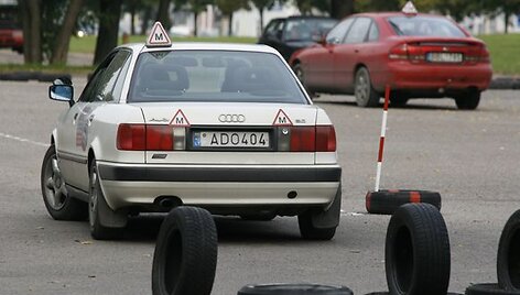 Mokytis vairuoti papildomai sostinėje galima tik perkant vairavimo pamokas &ndash; savaranki&scaron;kai pasitreniruoti nėra kur.