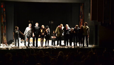 Vilniaus &bdquo;Lėlės&ldquo; teatre rodytas režisieriaus Justino Krisiūno spektaklis &bdquo;Emigrantai&ldquo;. 