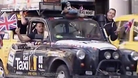 Trys britai grįžo i&scaron; kelionės aplink pasaulį juodu taksi automobiliu &bdquo;Hannah&ldquo;. 