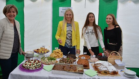 Senosios Varėnos bendruomenės &scaron;ventės pyragų konkursas