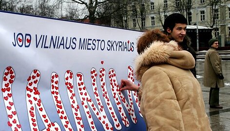 Miestelėnai galėjo įsiamžinti ant Valentino dienai skirto plakato, klijuodami &scaron;irdutes.