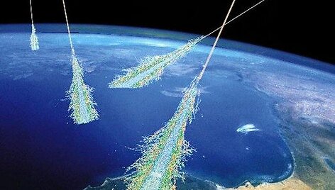 Visatos kosminiai spinduliai, &ndash; energingos dalelės &ndash; auk&scaron;tutinėje atmosferoje atsitrenkia į protonus ir sukuria naujų dalelių kaskadas. Greitai judančios elektringos dalelės i&scaron;skiria &scaron;viesą dėl Čerenkovo spinduliavimo, nes Žemės atmosferoje jos juda greičiau nei &scaron;viesa, ir sukuria antrines dales, ku