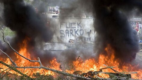 Prancūzijai priklausančioje Karibų jūros saloje Gvadelupoje, kurioje gyventojai vis audringiau piktinasi kylančiomis kainomis, kilo riau&scaron;ės. 2009-02-18