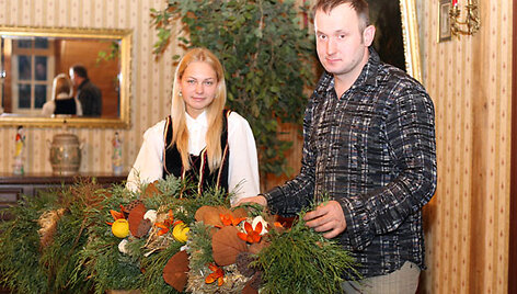 &Scaron;iuo metu restorane &bdquo;Bajorkiemis&ldquo; ekstravaganti&scaron;kais kūriniais ir originaliais rekordais pagarsėjęs floristas ir dizaineris Modestas Vasiliauskas gamina didžiausią Lietuvos istorijoje verbą.