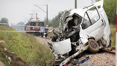 Lenkijoje &ndash; sausakim&scaron;o mikroautobuso ir traukinio kaktomu&scaron;a. 