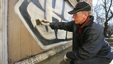 Pastatų sienas nuo grafitų &scaron;veičiantys valytojai sako sulaukiantys praeivių priekai&scaron;tų dėl besita&scaron;kančio vandens. 