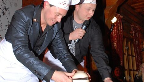 Penktadienį, Kauno restorane &bdquo;Legenda&ldquo;, romanti&scaron;kų dainų atlikėjas Mino tradici&scaron;kai &scaron;ventiniame koncerte paminėjo savo 33-jį gimtadienį.