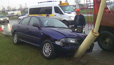 „Mitsubishi“ kliudė kitą automobilį ir trenkėsi į stulpą.